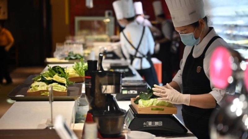 根据以上信息，制作烘焙原料报价单。报价单应包含以下内容：